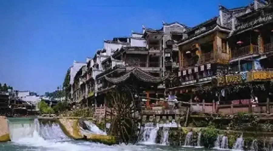 凤凰古城沱江边酒吧饮料六十元 高昂成本转嫁致古镇失原味