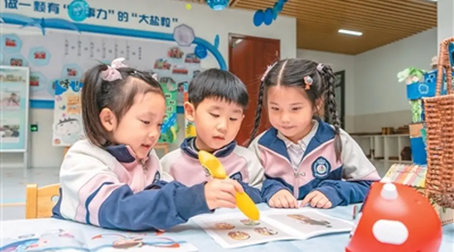 “电子带娃”流行,被屏幕“哄住”的孩子失去了什么