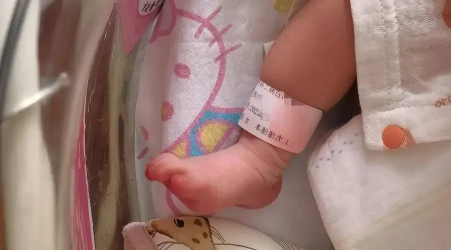 广东清远二女错抱37年索赔 医疗机构强化新生儿身份核验把关