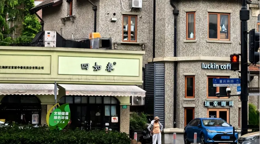 上海四如春百年老店三虾拌面 免签政策引老外排长队尝鲜