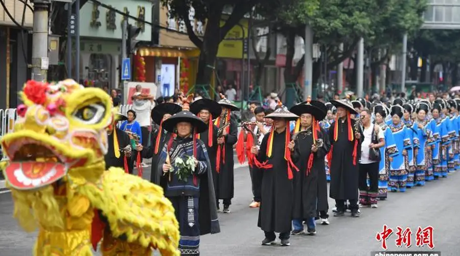 8月6日云南禄劝火把节巡游启动 各族方阵展风情送祝福