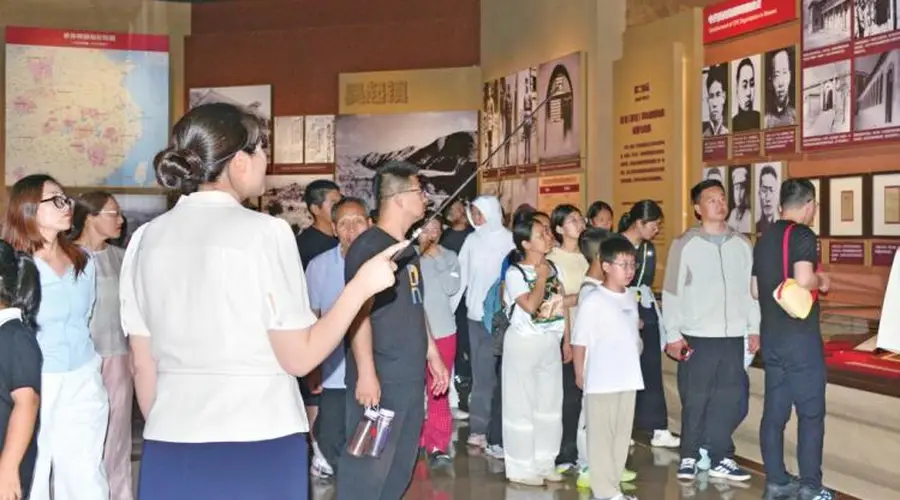 8月延安红色游升温 革命旧址游客打卡回望峥嵘岁月