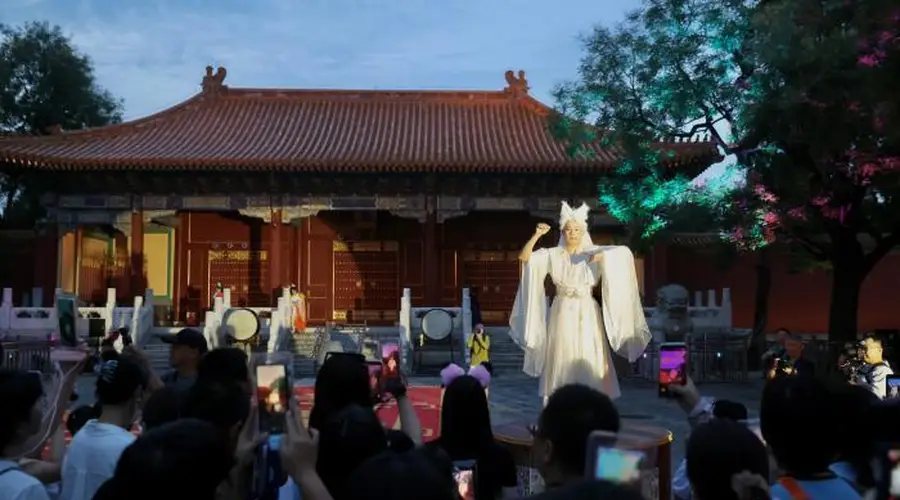 戏剧舞台“搬”进古建空间 北京景山公园解锁夜间新景