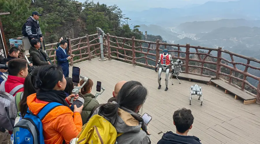 寒心！匈牙利留学生大闹张家界网暴员工，景区不分对错道歉且退费