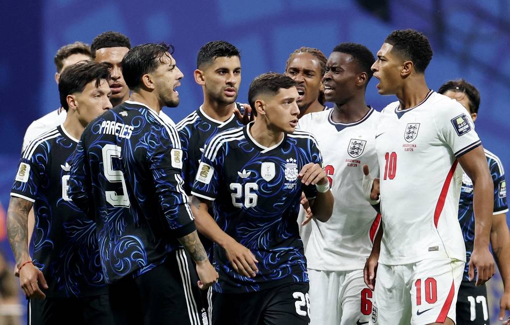 补水时间已到！英格兰VS阿根廷犯规数5-6 射门数0-0