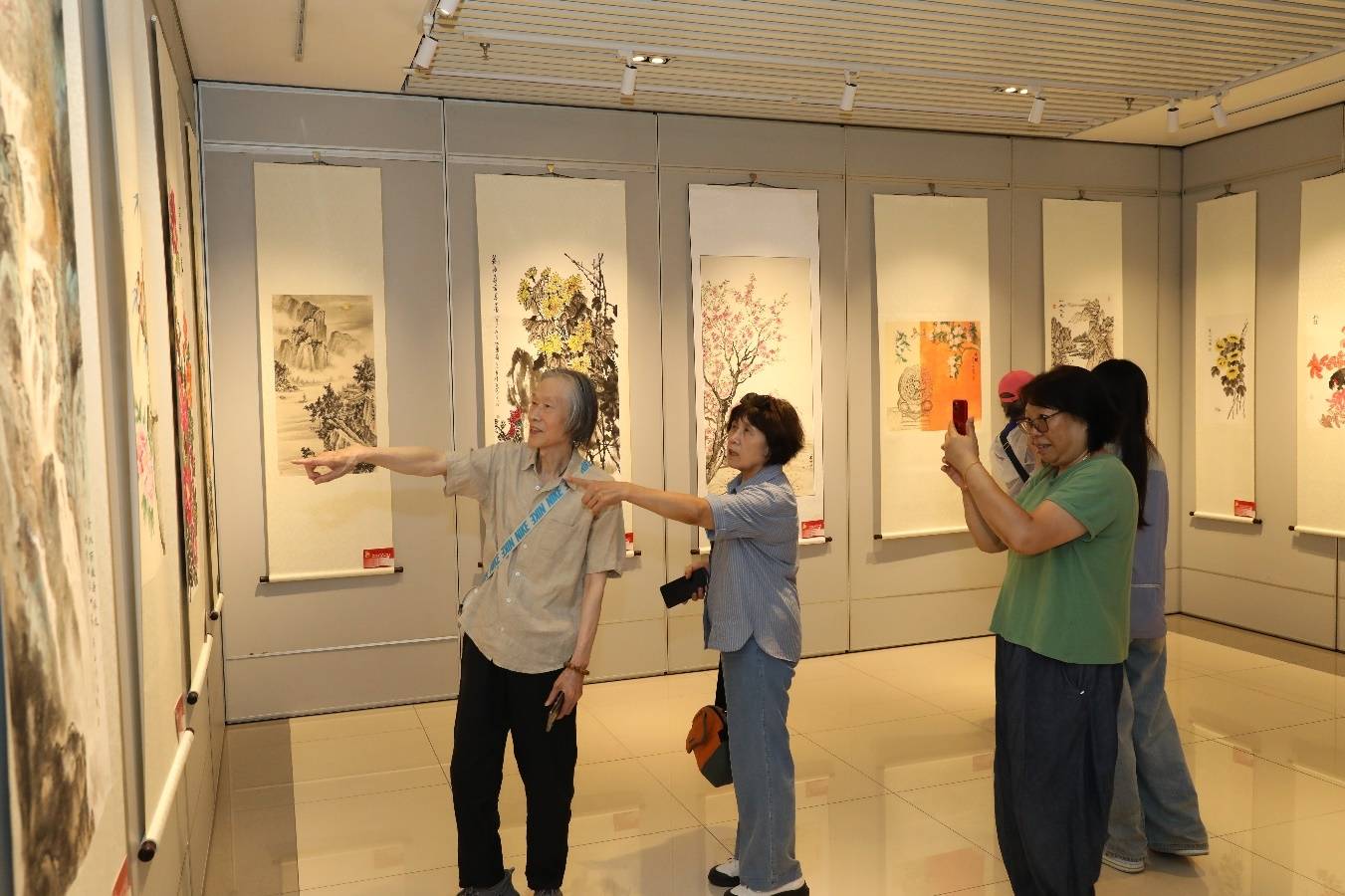 141幅佳作亮相东城群众美术书法展 AI绘画“参展”成亮点