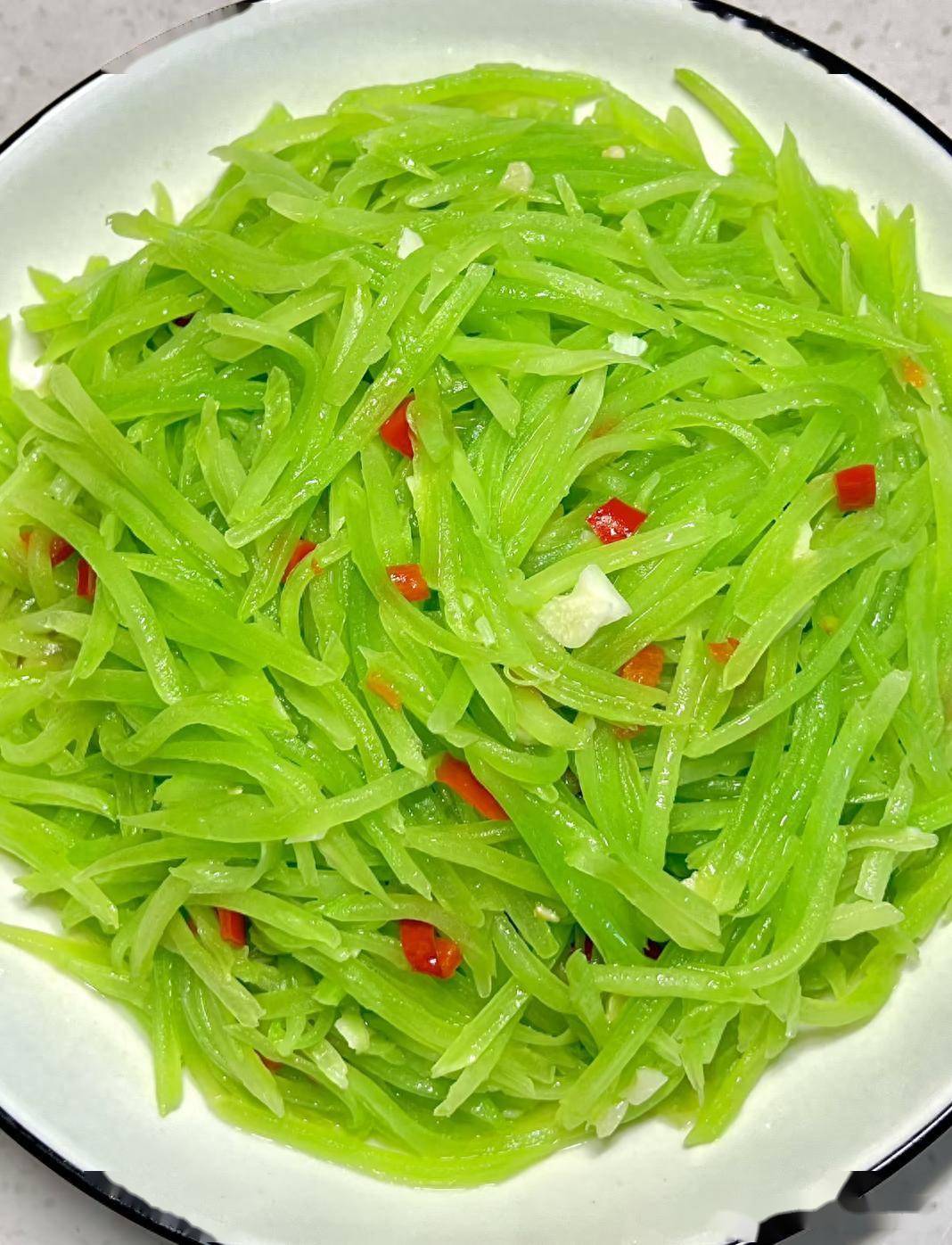 今日小暑，必做“2菜1肉”给老人吃，寓意消暑解毒，平安入伏