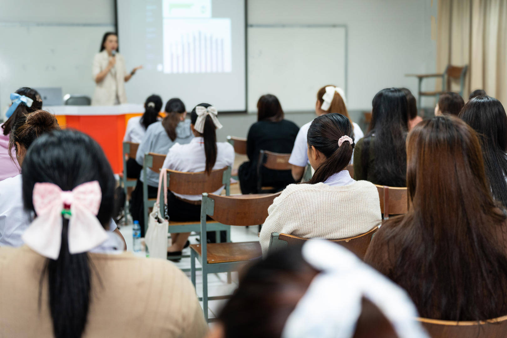 被困在投诉中的教师们：抱臂叉腰有被投诉的风险，“自证清白”至少需要六七个小时