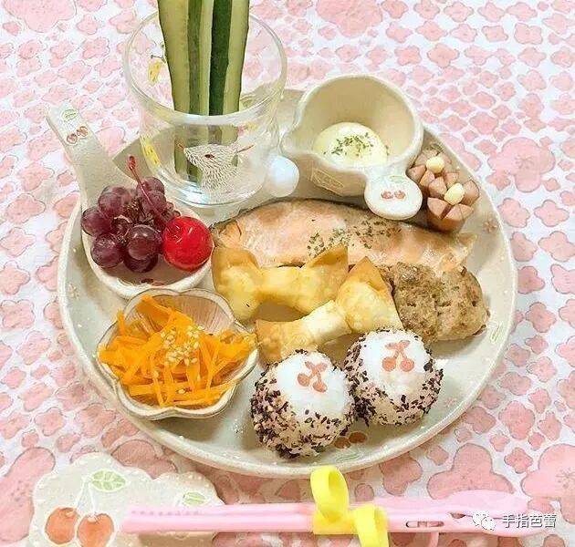 妈妈亲自给女儿准备的三餐和零食，体现出对孩子的爱