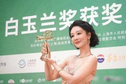 孙俪在后台逮住杨紫，开口就问：拿了白玉兰，有新戏能不能推荐推荐我？杨紫接得飞快