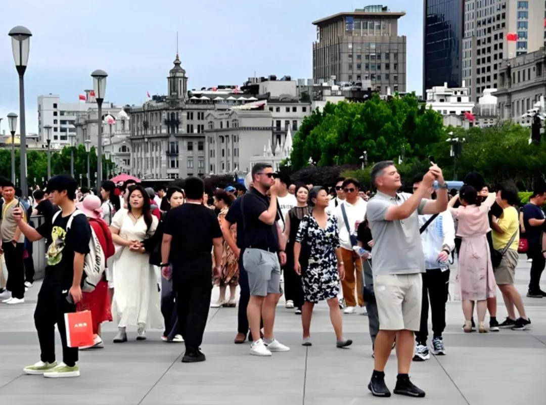 免签放开后大批老外涌入，回国当场傻眼：原来我们才是落后国家