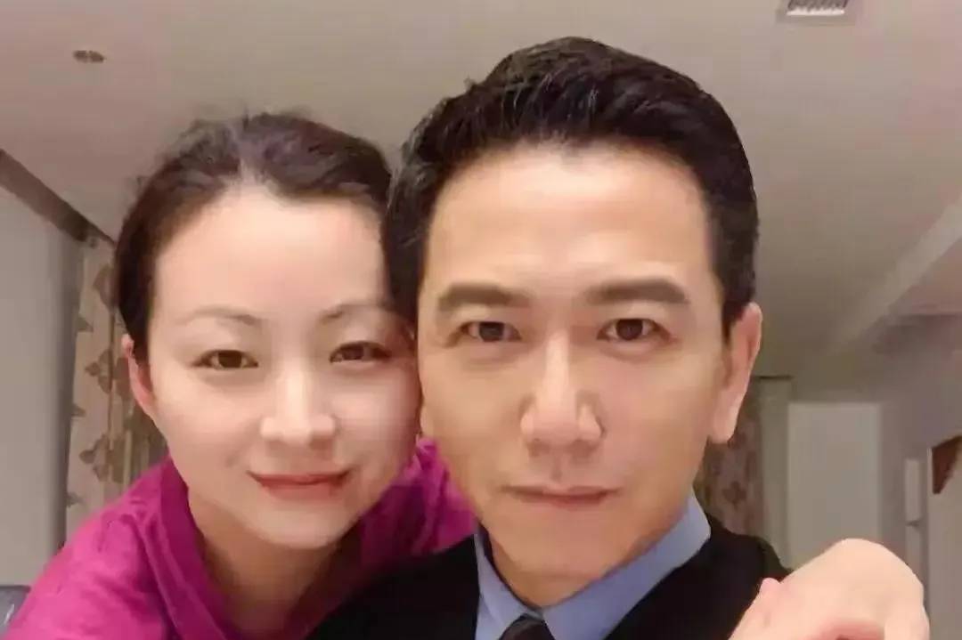 61岁温兆伦近况曝光！三婚娶赵庭生下一女，如今婚姻幸福成人生赢家