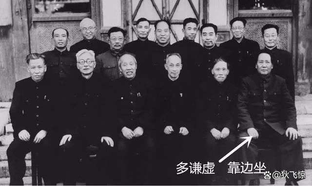 伟人罕见合影：毛泽东、刘少奇只能靠边坐，周恩来只好站后排