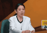 脱口秀演员房主任“愧疚式”教育引争议 倪萍力挺称其养女值得尊重