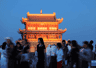 8月5日嘉峪关关城夜游上新!NPC互动实景灯光秀点亮夏日文旅夜