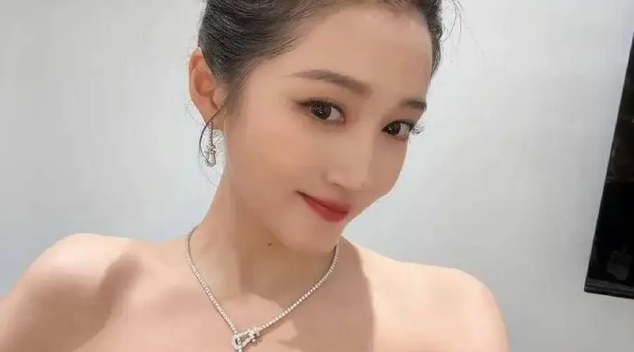关晓彤白玉兰奖美图太惊艳!她曼妙身材太性感撩人
