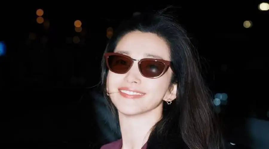 李冰冰穿紫红色连衣裙妆容清淡 神态从容自带松弛质感