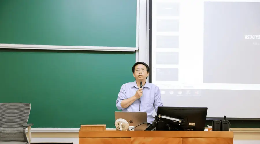 复旦学子出题，考问AI，也考问人