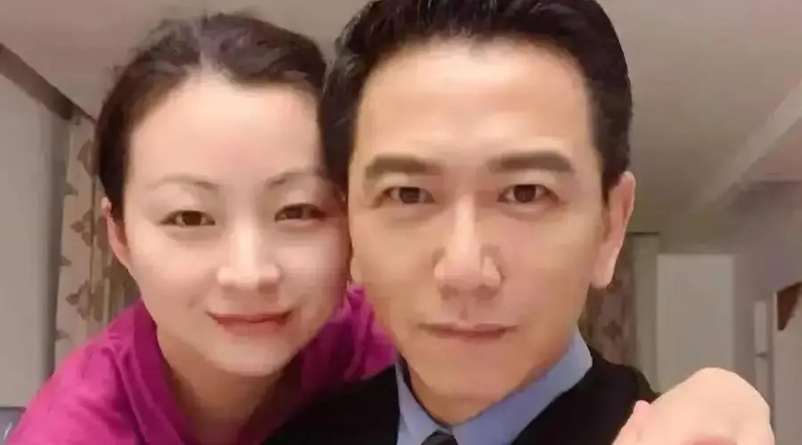 61岁温兆伦近况曝光！三婚娶赵庭生下一女，如今婚姻幸福成人生赢家