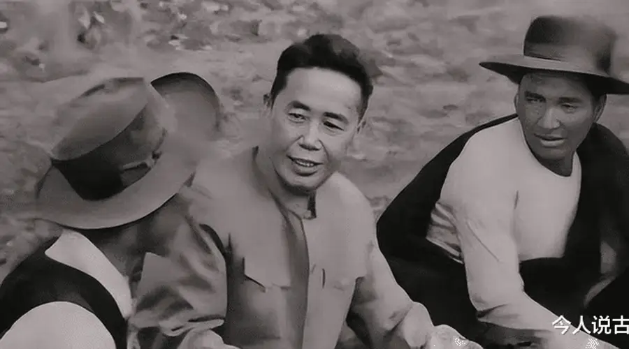 邓小平审阅军史影片,发现有一老部下的身影,当即指示:看了不舒服,去掉他