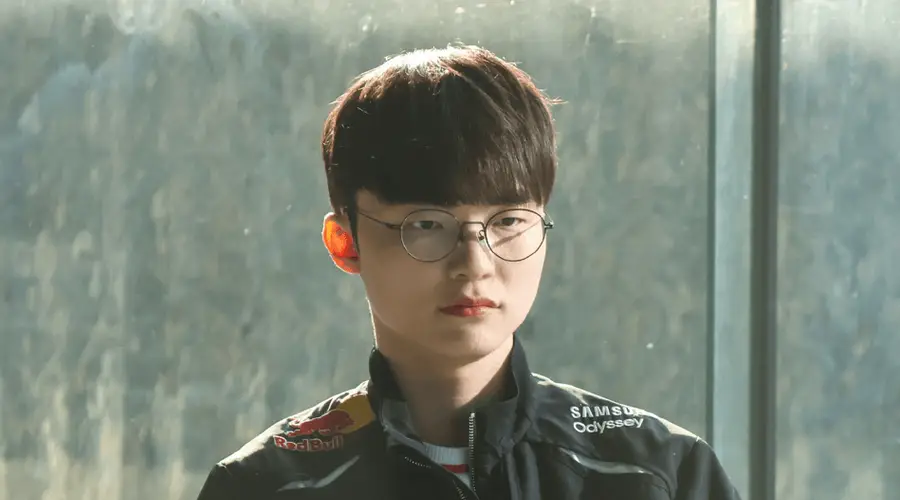 faker不承认G2很强,T1教练也接受采访,直言输比赛全怪赛制问题