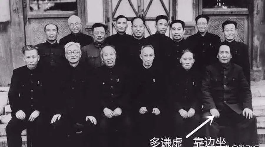 伟人罕见合影：毛泽东、刘少奇只能靠边坐，周恩来只好站后排
