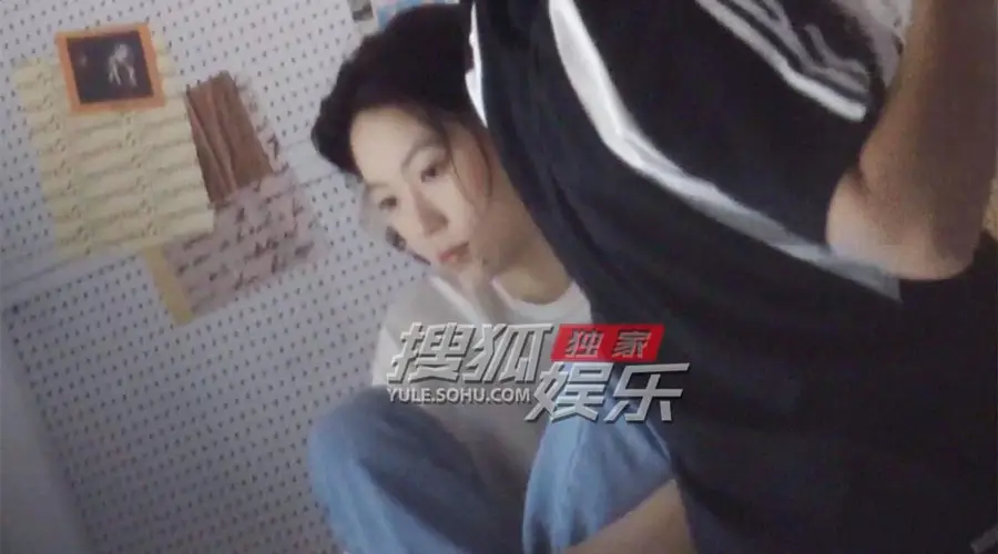 窦靖童穿简约白T拍照随性松弛 眉眼沉静故事感满满