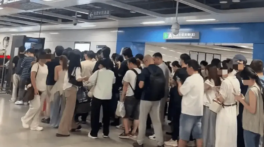 逢包必检逢人必查,深圳地铁安检调整引争议:有人站外淋雨排队、有人争执报警