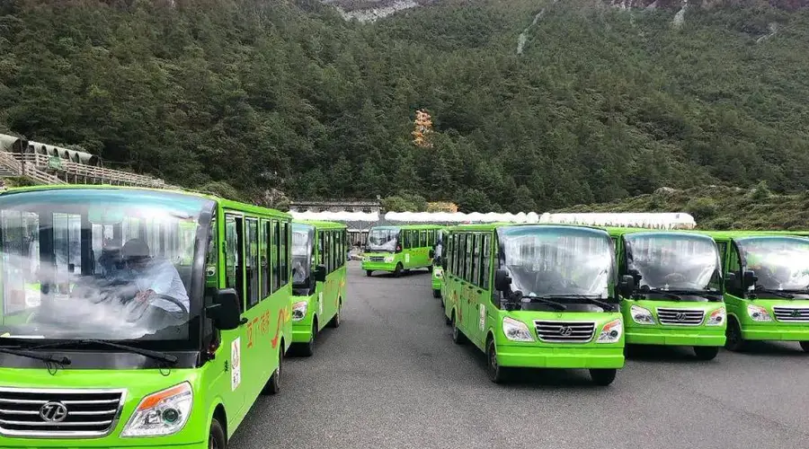 稻城亚丁观光车收费引争议 景区省道收费合理性遭质疑