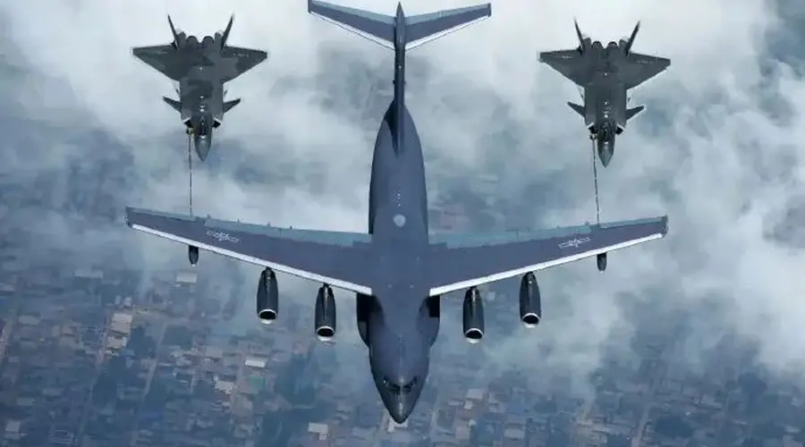 运油20为双架歼20空中加油 迎头空对空画面首度亮相