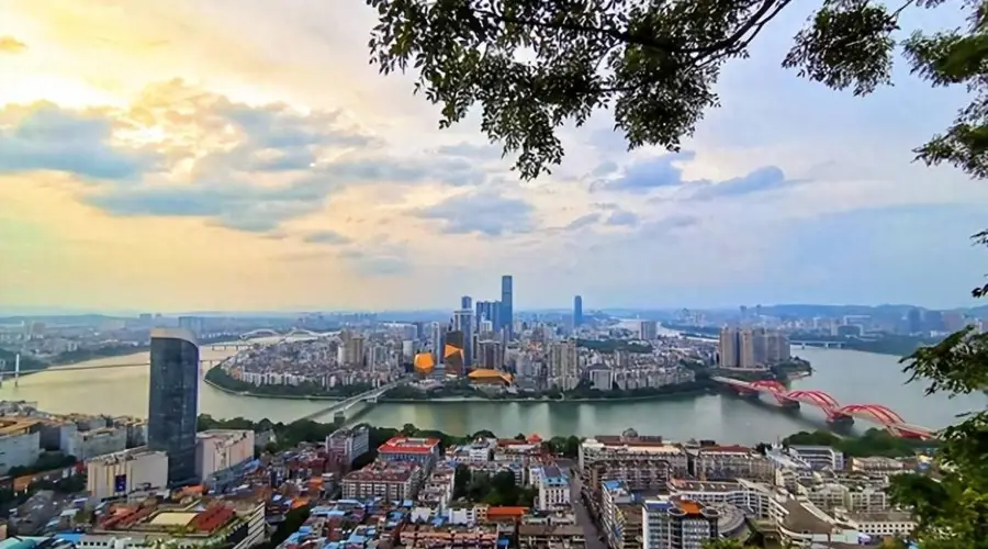 潮湿闷热的夏日再次登场,柳州人靠清凉美食来降温,选择丰富到让人眼花