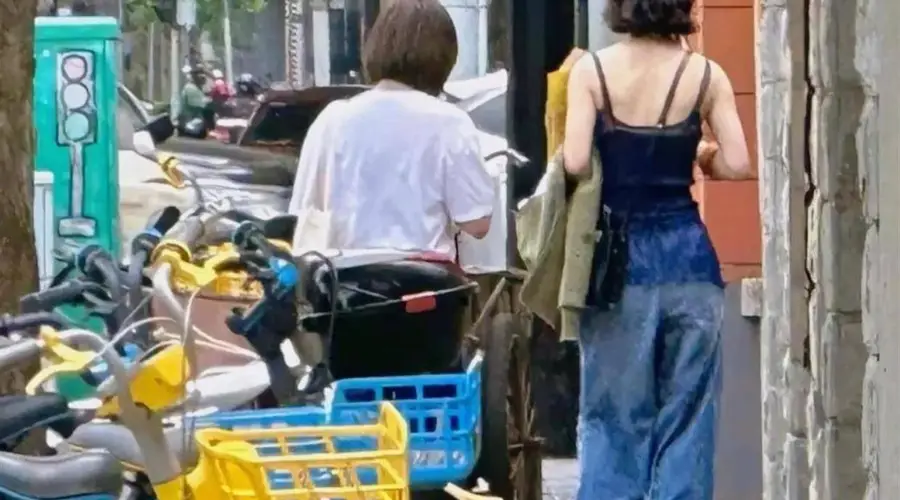 赵丽颖上海街头被偶遇 吊带阔腿裤现身引关注