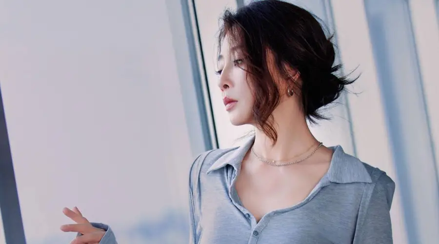 殷桃最新写真曝光 灰色套装勾勒曼妙曲线尽展成熟韵味