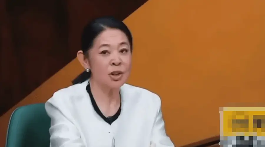 脱口秀演员房主任“愧疚式”教育引争议 倪萍力挺称其养女值得尊重