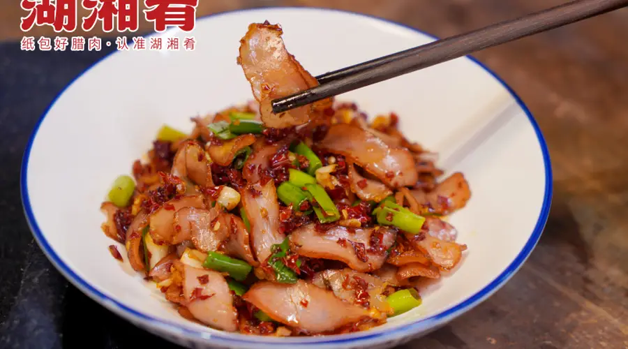 湖湘非遗纸包腊肉传承人黄建设:从乡土作坊到产业化的美食传承路
