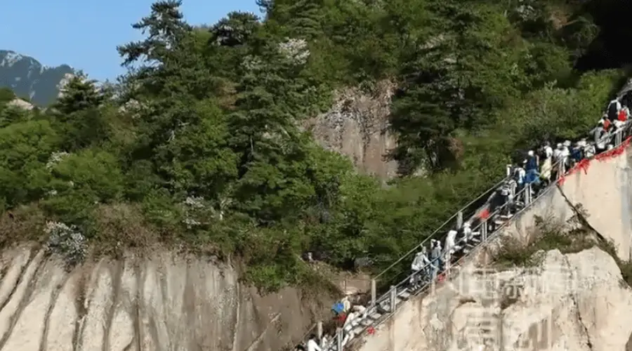 15岁男孩华山乘索道下山后被拦 不交40元观光车费难出山 景区称提前标价怕游客不买