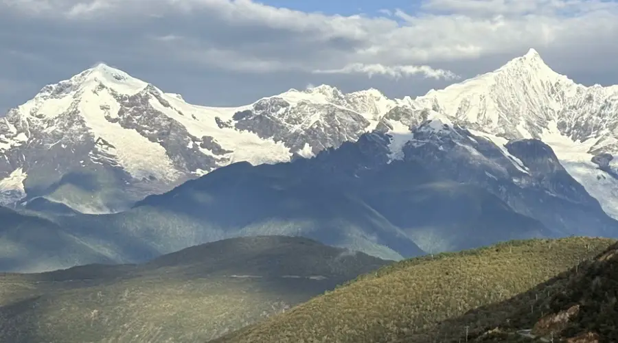德钦陡坡城或需整体搬迁 记者实地探访雪域小城生活图景