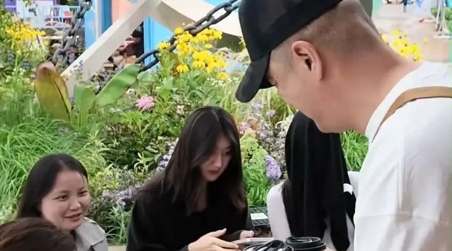 李亚鹏云南咖啡馆开业 李嫣携奶奶现身支持未露脸