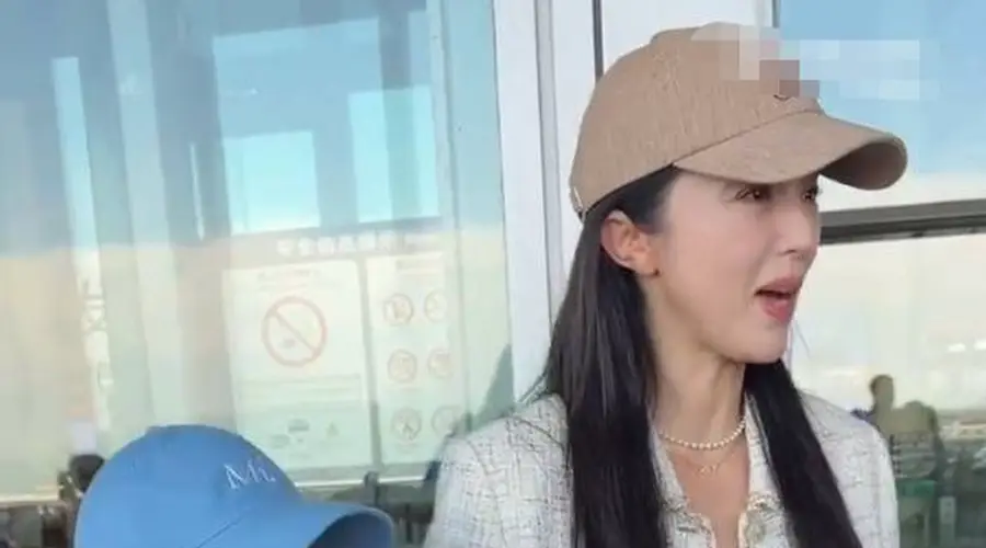 董璇带女儿现身机场 喊话粉丝不要给酒窝买礼物