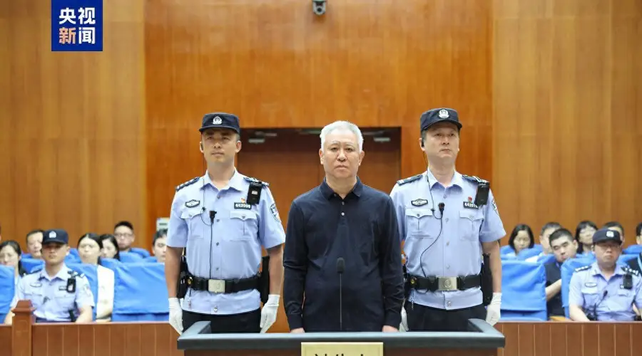他才是恒大真正的主人,如今身价高达520亿,娶了小自己21岁的明星羡煞了旁人