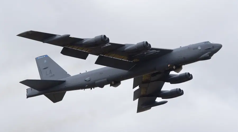 现场画面!美媒:美空军多架B-52轰炸机从英国费尔福德皇家空军基地撤离