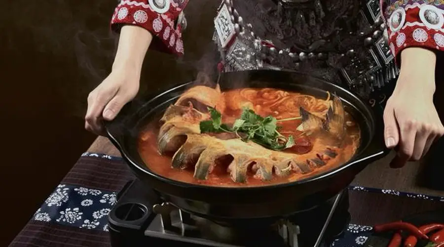 在贵州，很多故事是从饭桌开始的