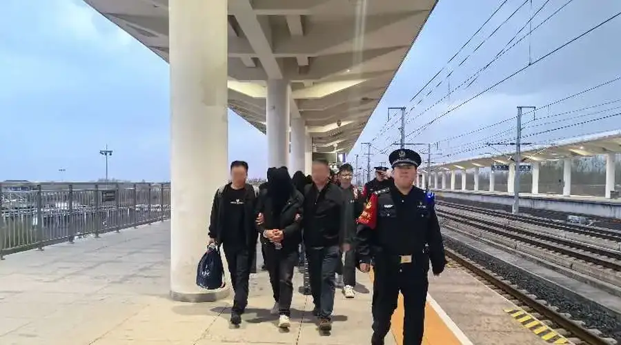 特大跨国制贩毒案告破71人被抓:化学硕士突然辞职,联合高校退休化工专业教师生产毒品前体,境外合成后,伪装成越南特产山茶油等进行销卖