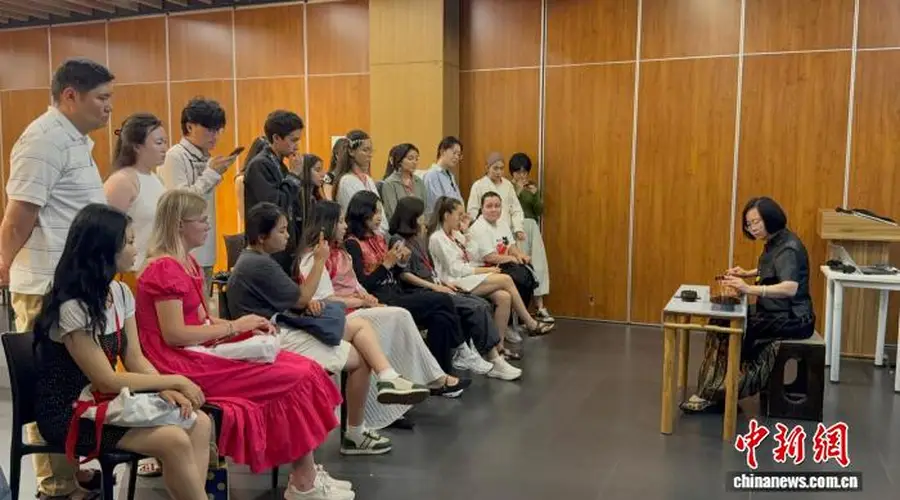 海外学子沈阳沉浸式体验千年古琴技艺