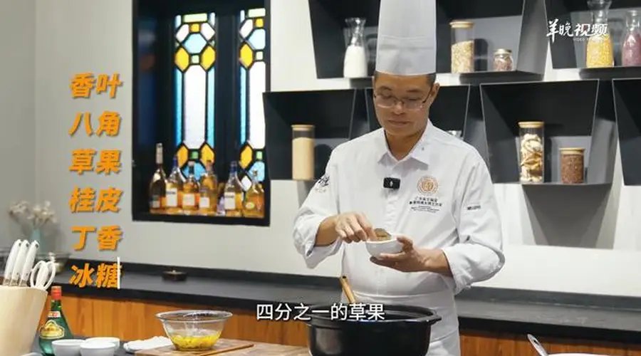 【视频】三提三落浸出好味道！顺德德云居王福坚教你做头抽豉油鸡 | 名店名厨教你做粤菜