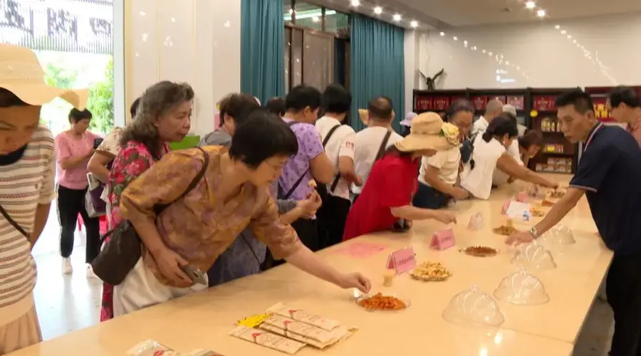 郁南无核黄皮飘香聚八方游客 鲜果与深加工产品销售火爆