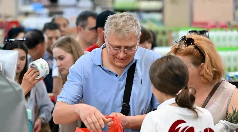 外国游客疯抢中国货，代购价比国内涨八成，这事儿为啥让人心动？