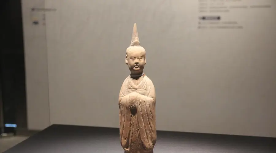 陕西一唐墓发现多件罕见陶俑