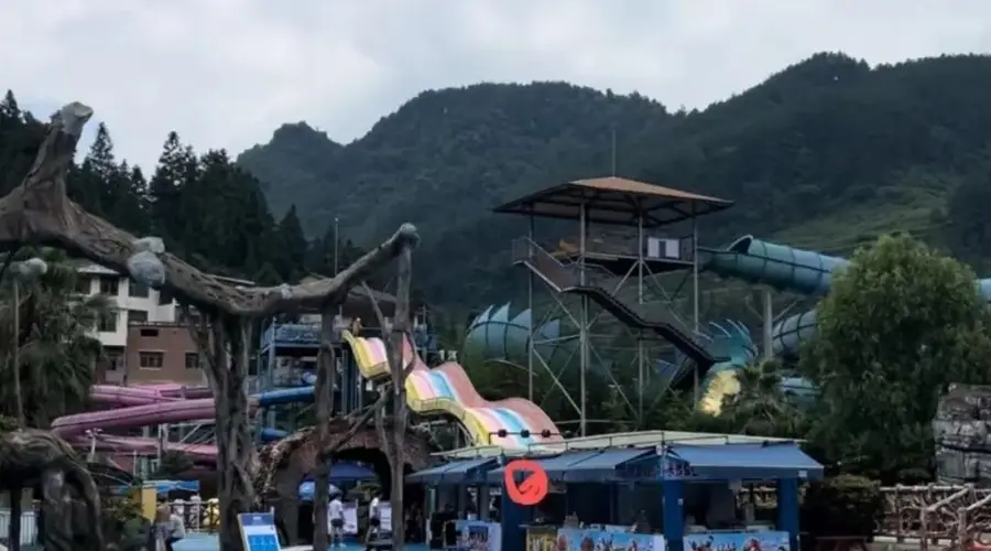 游客称在贵阳一景区玩彩虹滑梯时“人毯分离”受伤,景区:游客或因紧张未抓稳,医疗费用已赔付