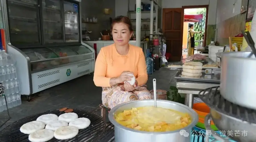 吃在德宏|“傣味汉堡”,藏在德宏街头的美味!
